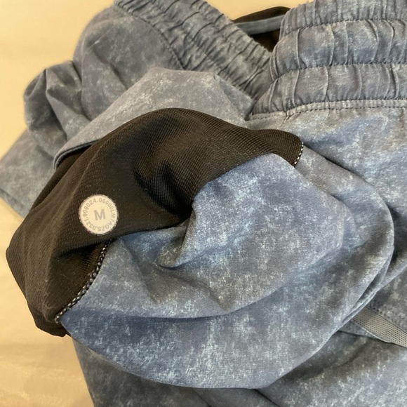 Lululemon Pace Breaker Short 9" *Liner Built in Cell Phone Pouch in Size Medium - Picture 15 of 15